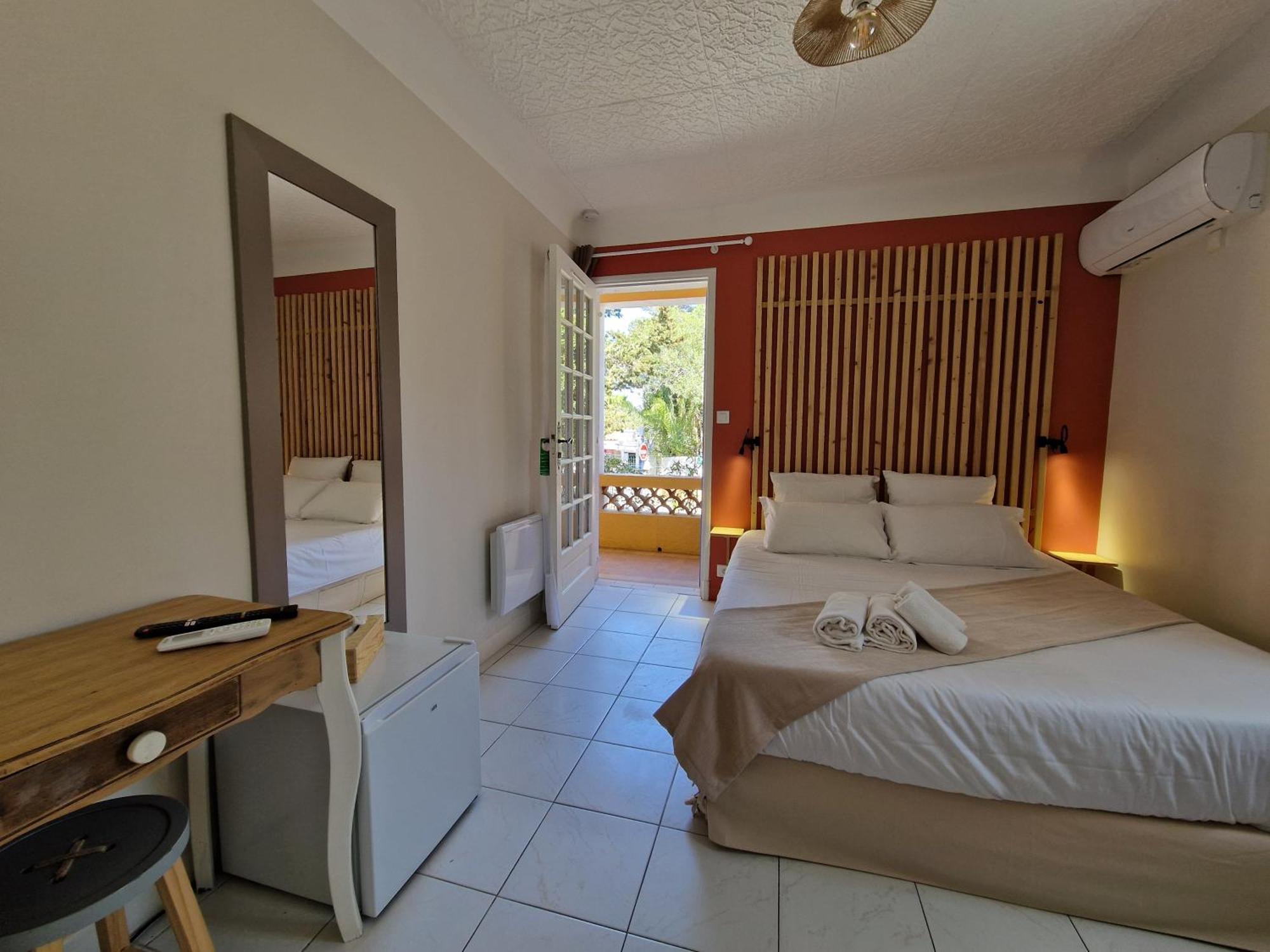 Le Cosy Hotel Saint Aygulf Exterior photo